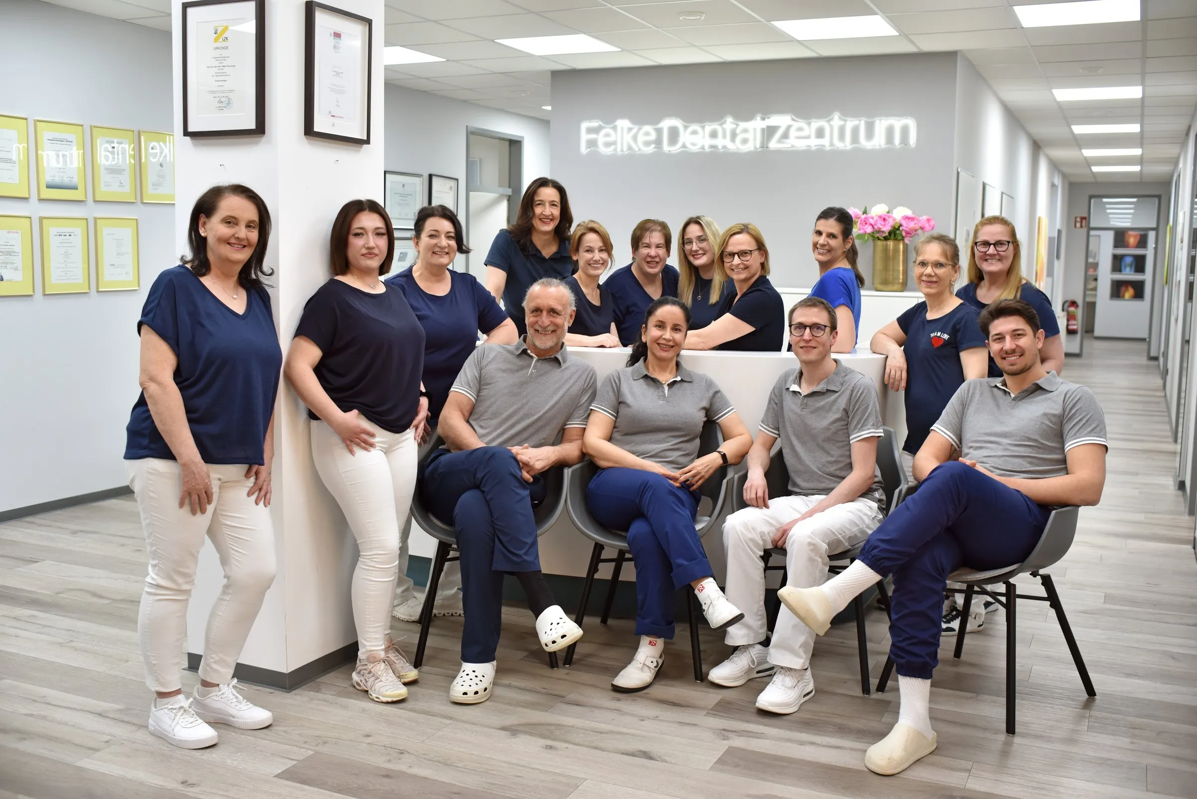 Das Team des Felke Dental Zentrums am Empfang der Praxis